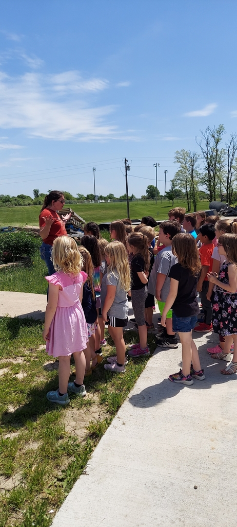 Mrs. Hamlin explains the greenhouse to the kids and answers all their questions.