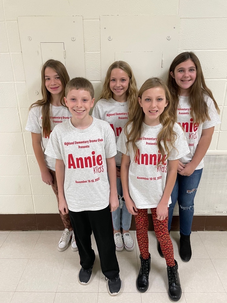 the cast of HES’s production of Annie